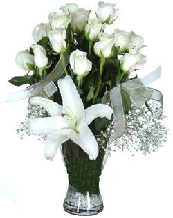 cam içerisinde 11 beyaz gül ve 1 kazablanka  Bolu çiçek siparişi sitesi 