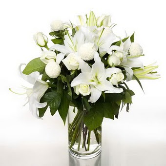  Bolu çiçek gönderme sitemiz güvenlidir  1 dal cazablanca 7 adet beyaz gül vazosu