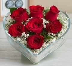 Kalp içerisinde 7 adet kırmızı gül  Bolu çiçek gönderme sitemiz güvenlidir 