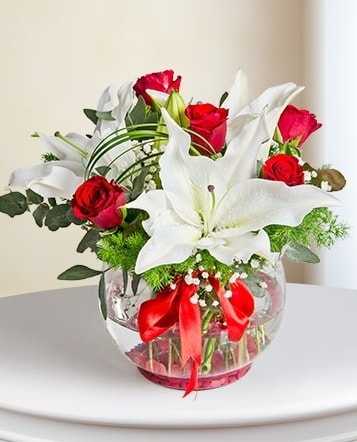Fanus Vazoda 2 Lilyum ve 5 Gül Dansı  Bolu çiçek gönderme 